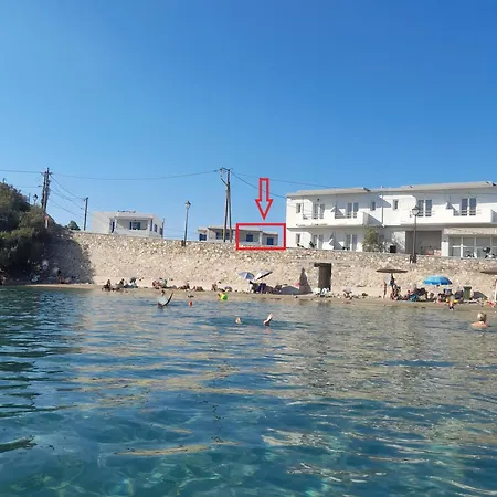 με θέα τον όρμο της βάρης Vári